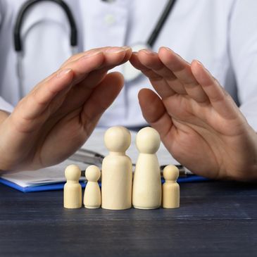 Familia protegida por seguro de salud privado, tranquilidad y bienestar en el hogar