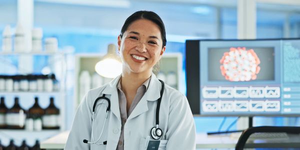 Equipo médico sonriente, imagen representativa de seguros médicos con atención de calidad