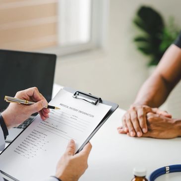 Persona evaluando póliza de seguro de salud con documentos decisión informada y protección médica