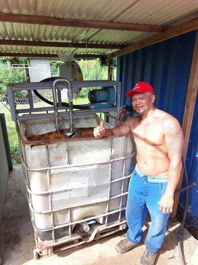 Max devant le bac du thé de compost !