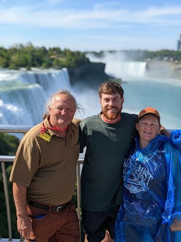 family at Niaragra Falls