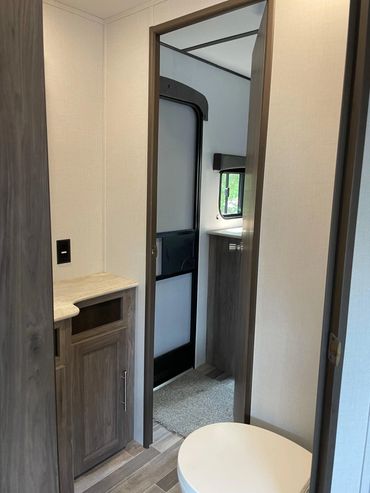 2021 Zinger 32' Bathroom 2