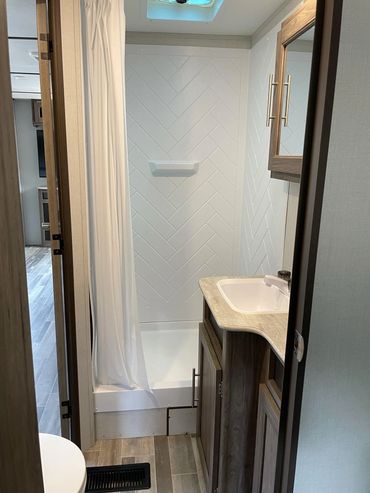 2021 Zinger 32' Bathroom