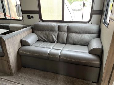 2021 Zinger 32' Sofa