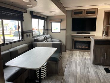 2021 Zinger 32' Inside