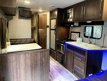 2018 Zinger Kitchen, Dining and Sitting area