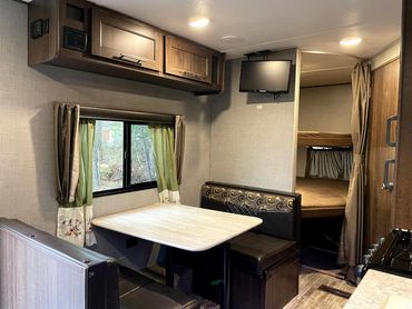 2018 Zinger Dining and beds