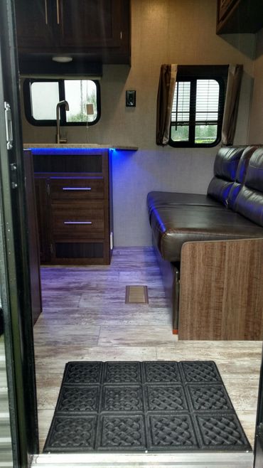 2018 Zinger Sitting area