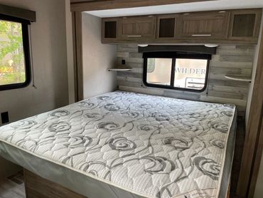 2021 Zinger 32' master Bed