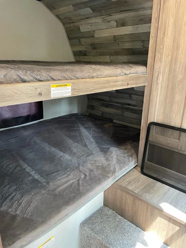 2021 Zinger 32' Bunk beds