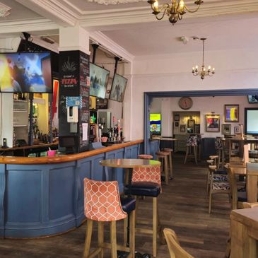The main bar, showing up to 3 live sports games across 11 screens including garden TVs