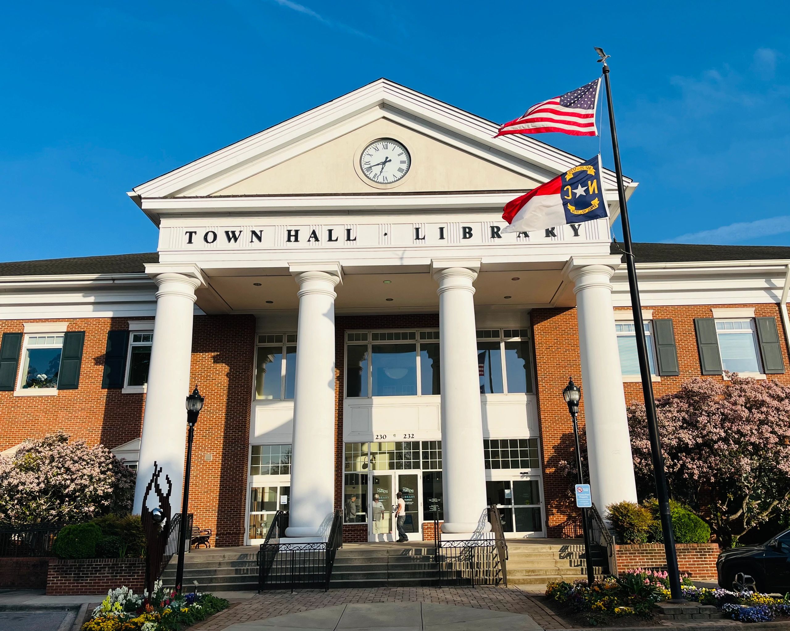 Image of the front of Matthews Town Hall and Library.