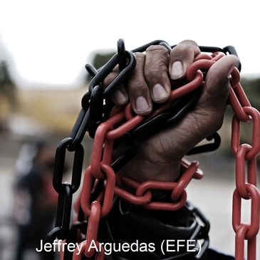 A protester carries chains at an anti-government march in San José, Costa Rica, in October.2021. 
Je