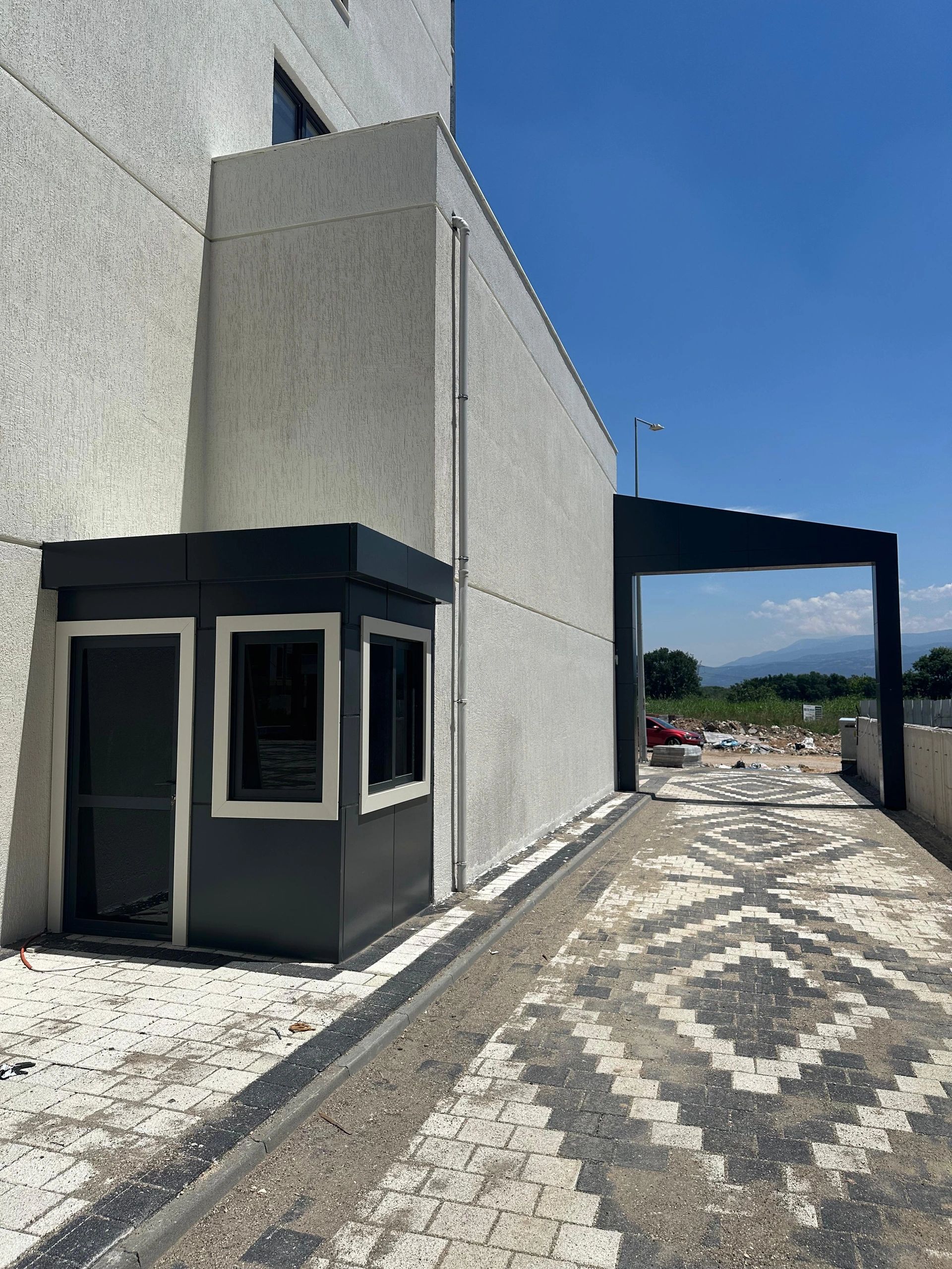 Bekçi kulübesi üretimi, Alt taşıyıcı karkas ve kompozit kaplama uygulaması Alüminyum Doğrama ve Kapı