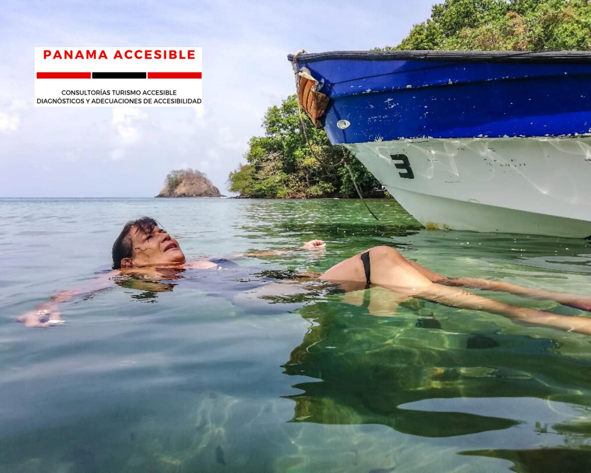 Señora con atrofia muscular realizando snorkeling adaptado, en las cálidas aguas de Portobelo.