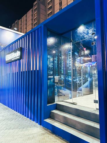 Outdoor exhibition stand in Dubai for Baudouin – bold design showcasing large industrial machines.