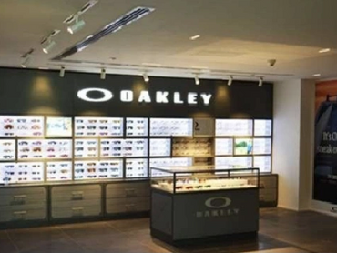 Modern sunglass store interior in Dubai with custom displays and sleek retail design finishes.