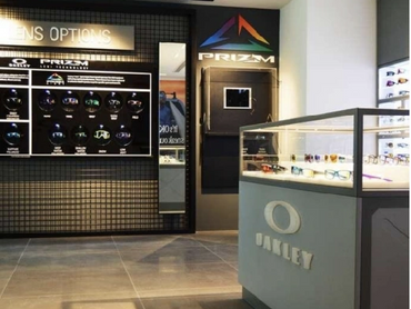 Modern sunglass store interior in Dubai with custom displays and sleek retail design finishes.