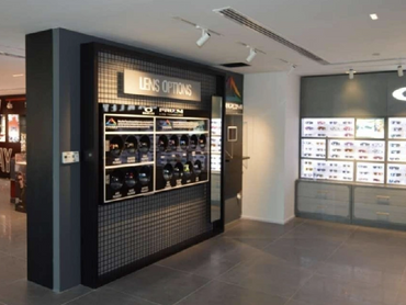 Modern sunglass store interior in Dubai with custom displays and sleek retail design finishes.