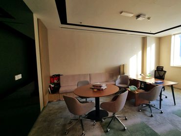 Office interior with glass partition in Dubai – modern design and functional workspace layout.