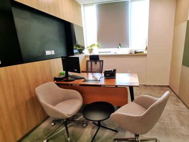 Office interior with glass partition in Dubai – modern design and functional workspace layout.