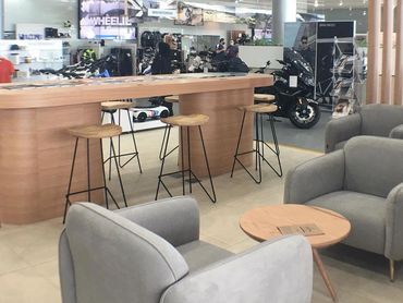 Wood-accented F&B interior in Dubai for Healthy Farm Eatery – warm, natural, and inviting design.