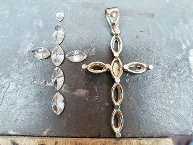 The metal pattern is formed together to make a mounting.