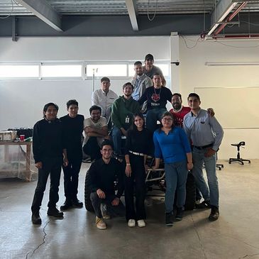 Estudiantes de Ingeneiria en Laboratorio de Manufactura,