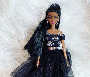 Description
Single Doll w/candy cell phone. Collect all Divazz Dolls. Limited edition.