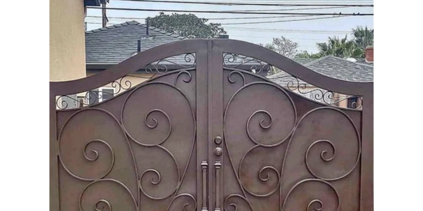 Happy scrolls part the opening for a grand double gate