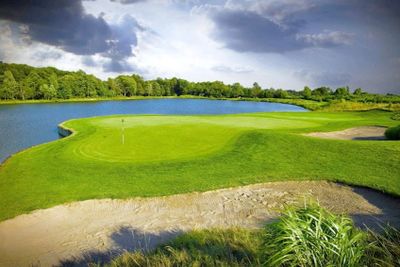 Noble Hawk Golf Course, Green next to pond