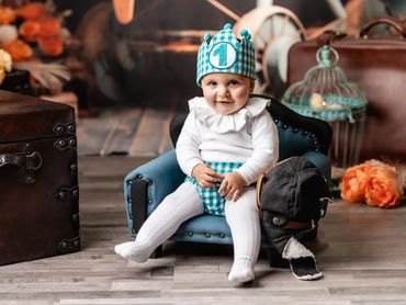 niño 1 año en estudio sentado con gorro un año