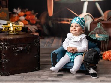 niño 1 año en estudio sentado con casco de aviador