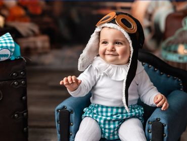 niño 1 año en estudio sentado con casco de aviador