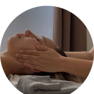 Persona recibiendo masaje facial.