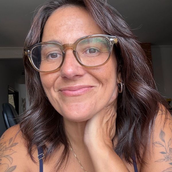 - Aulas às segundas e quartas, on-line, ao vivo, via zoom.
- Produção de textos semanais, com correç