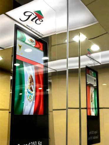 Detalle del displaydel panel de control de un elevador de acero inoxidable acabado espejo dorado