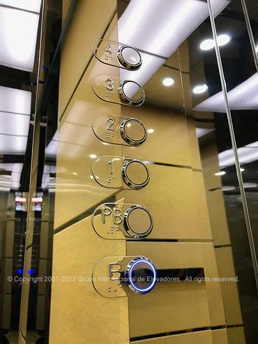Detalle del panel de control de un elevador para pasajeros de lujo