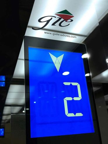 Detalle del display de posición de cabina de un elevador para pasajeros marca GIE