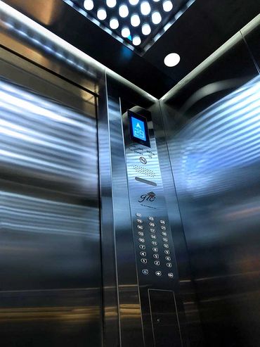 Vista a contrapicada de un elevador para pasajeros paa edificios de gran altura marca GIE