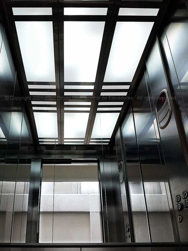 Interior de un elevador de pasajeros para baja a mediana altura en acero inoxidable