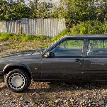 volvo 940 saloon in dark grey 15"b steel wheels - side on passenger side UK 
Volvo 960 model