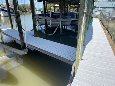 Finger decks between slips allows for easier access and fresh water cleaning