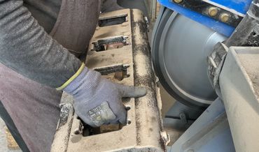 Kontrollierter Materialabtrag an Aluminiumguss Bauteil