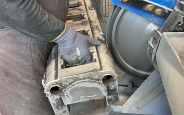 Massiver Anguss wird an IMM Schleifband entfernt