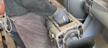 Prozesssicheres Entgraten von Gussteilen mit Schleifbandtechnik