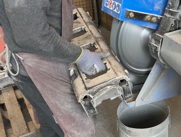 Industrielles Entgraten von Alugussteilen in der Gießerei