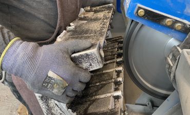 Gussteil Nachbearbeitung – Anguss entfernen durch Bandschleifen