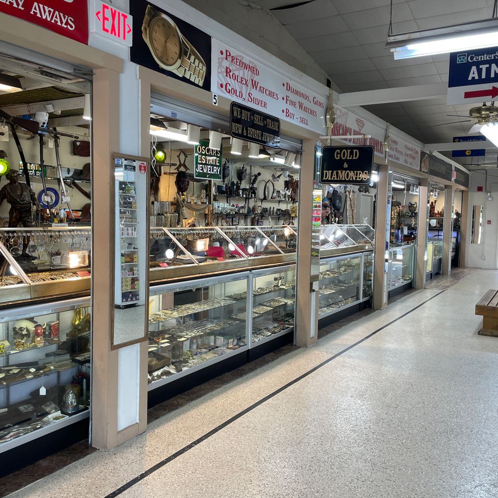 Front of Oscar’s Estate Jewelry store at the Daytona Flea Market.