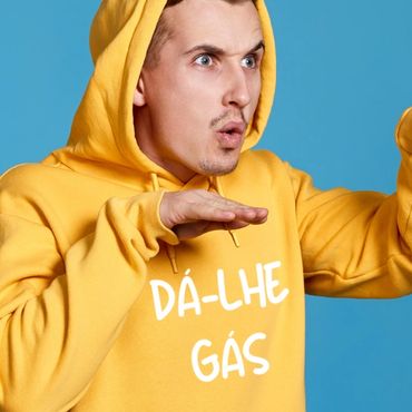 Sweat com capuz “Dá-lhe gás” - Disponível em várias cores.